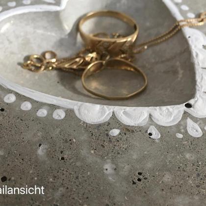 Betonschale in Herzform - Image 4