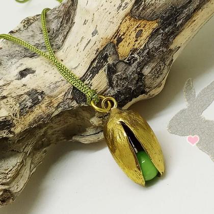 Pistazienanhänger aus Bronze mit Jadeperle
