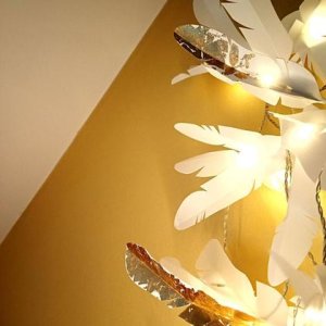 Lichterkette mit Federn in weiß & gold