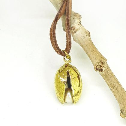 Pistazienanhänger aus Bronze mit weißer Zuchtperle - Image 2