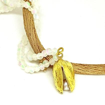 Pistazienanhänger aus Bronze mit weißer Zuchtperle