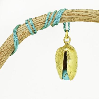 Pistazienanhänger aus Bronze mit Türkis