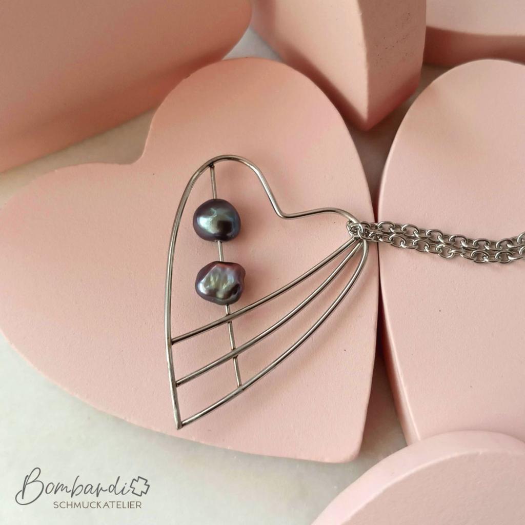 Herzanhänger mit 2 grauen Perlen