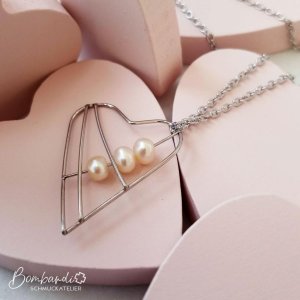 Herzanhänger mit 3 weißen Perlen