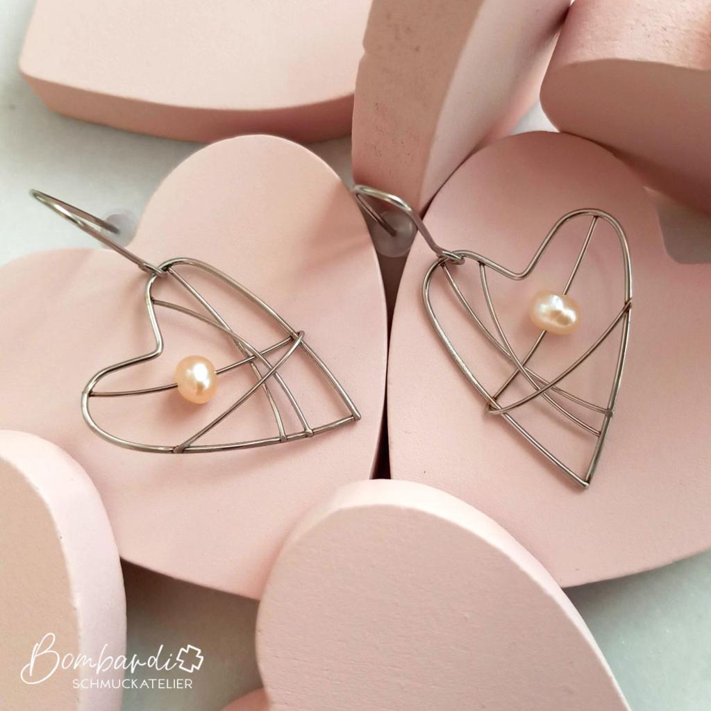 Herz-Ohrpendel mit weißen Perlen
