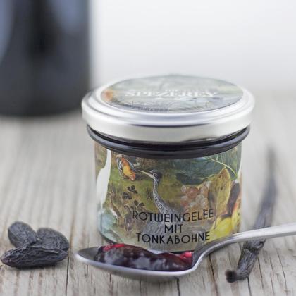 Rotweingelee mit Tonkabohne Gelee