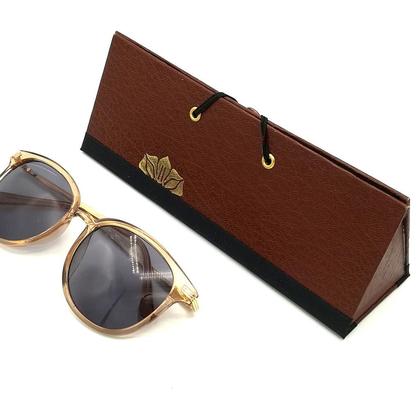 Dreieckiges Brillenetui aus Reader's Digest - braun