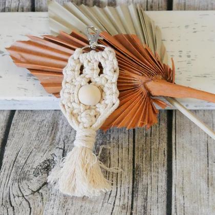 Makramee Schlüsselanhänger "weiß mir Perle"