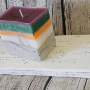 Kerze auf Betonsockel „weiß-grün-orange-violett“
