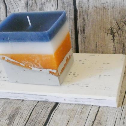 Kerze auf Betonsockel "blau-weiß-orange"