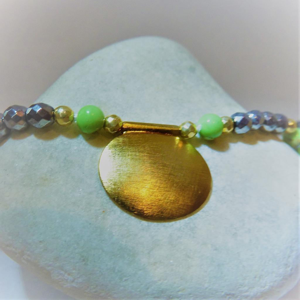 Grün- Silbergrau Zarte Kette mit eingearbeitetem Amulett - Image 2