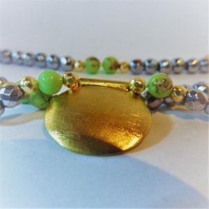 Grün- Silbergrau Zarte Kette mit eingearbeitetem Amulett