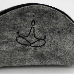 Filztasche halbrund, schwarzer Yogi