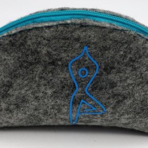 Filztasche halbrund, blauer Yogi Baum