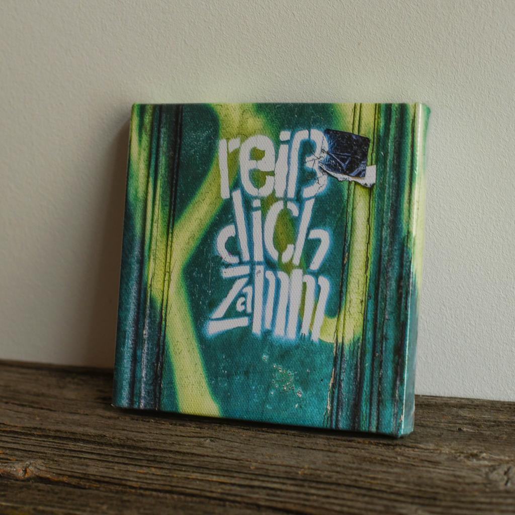 Foto auf Leinwand: Graffito "Reiss dich zamm"