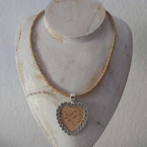 Halskette aus Kork – mit Strassherz