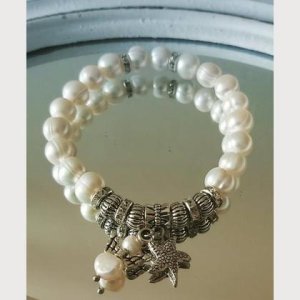 Armband aus Süsswasserperlen – mit kleinem Engel und Seestern