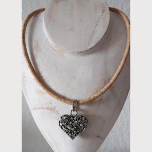Halskette aus Kork – mit filigranem Herzanhänger