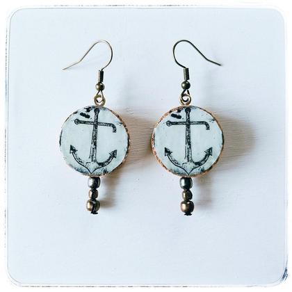 Bronzefarbene Ohhringe mit Korkanhänger und Ankerfotografie