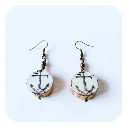 Bronzefarbene Ohrringe mit Korkanhänger und Ankerfotografie - Image 2