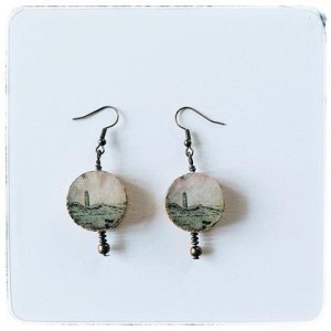 Bronzefarbene Ohhringe mit Korkanhänger und Leuchtturmfotografie