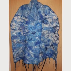 Zahrtes Wolltuch auf Seidenponge gefilzt.