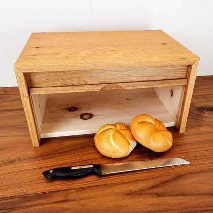 Zeitgemäße Zirbenbrotdose: Korpus und Lamellen aus Risseiche.