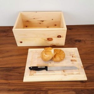 Schlichte Zirbenbrotdose mit Stirnholzdeckel.