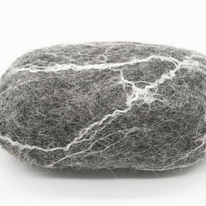 Seife mit Filzmantel in Steinoptik handgefilzt - Image 4