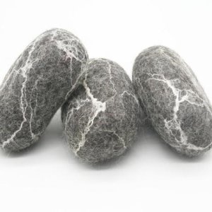 Dreierpack Seife mit Filzmantel in Steinoptik handgefilzt
