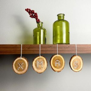 Bestickte „X-MAS“ Holzscheiben