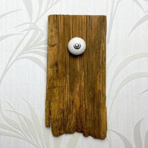 Altholz-Tafel mit Retro-Keramik-Knopf