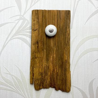 Altholz-Tafel mit Retro-Keramik-Knopf