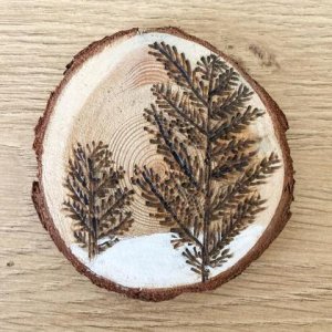 Winterlich verzierte Astscheibe mit Bäumen