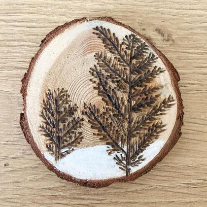 Winterlich verzierte Astscheibe mit Bäumen