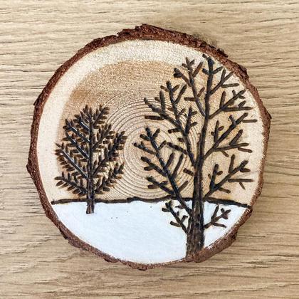 Winterlich verzierte Astscheibe - Bäume