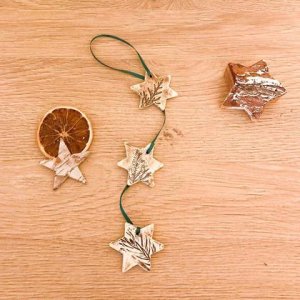 Weihnachtlicher Keramikaufhänger mit Pflanzendruck