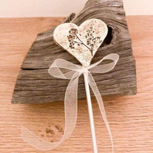 Frühlingshafter Blumenstecker mit Keramikherz