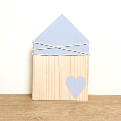 Frühlingshaftes Holzhäuschen blau-grau