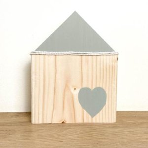 Frühlingshaftes Holzhäuschen olivgrün