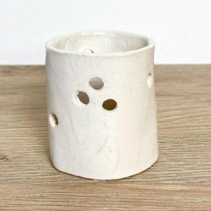 Frühlingshafter Keramik Teelichthalter glasiert