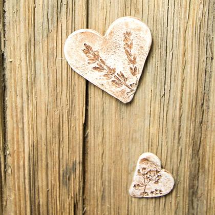 Frühlingshafte Lärchenholzdekoration mit Blumentöpfchen - Image 3