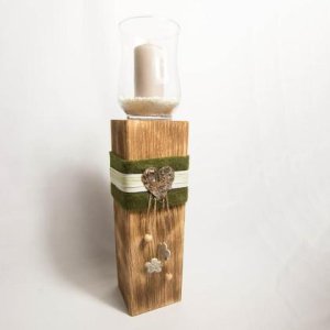 Frühlingshafte Dekosäule mit Windlicht geschwungen