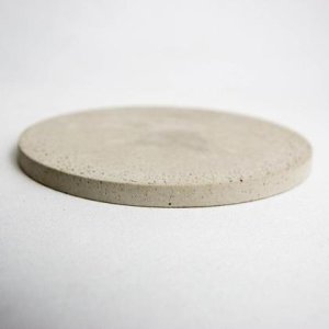 Runder Untersetzer aus grauem Beton