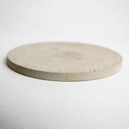 Runder Untersetzer aus grauem Beton