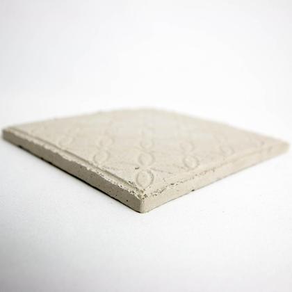 Quadratischer Untersetzer aus grauem Beton mit Muster - Image 3