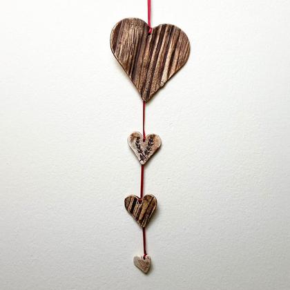 Keramik-Herzen-Aufhänger mit Pflanzen- und Holzdruck - Image 2