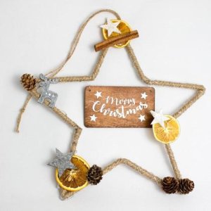 Weihnachtlicher Stern mit Beleuchtung und „Merry Christmas“-Schild