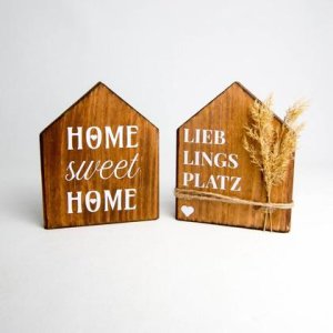 Holzhäuschen mit Beschriftung