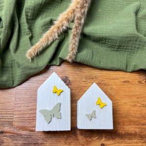 Frühlingshaftes Holzhäuschen mit Schmetterlingen – groß